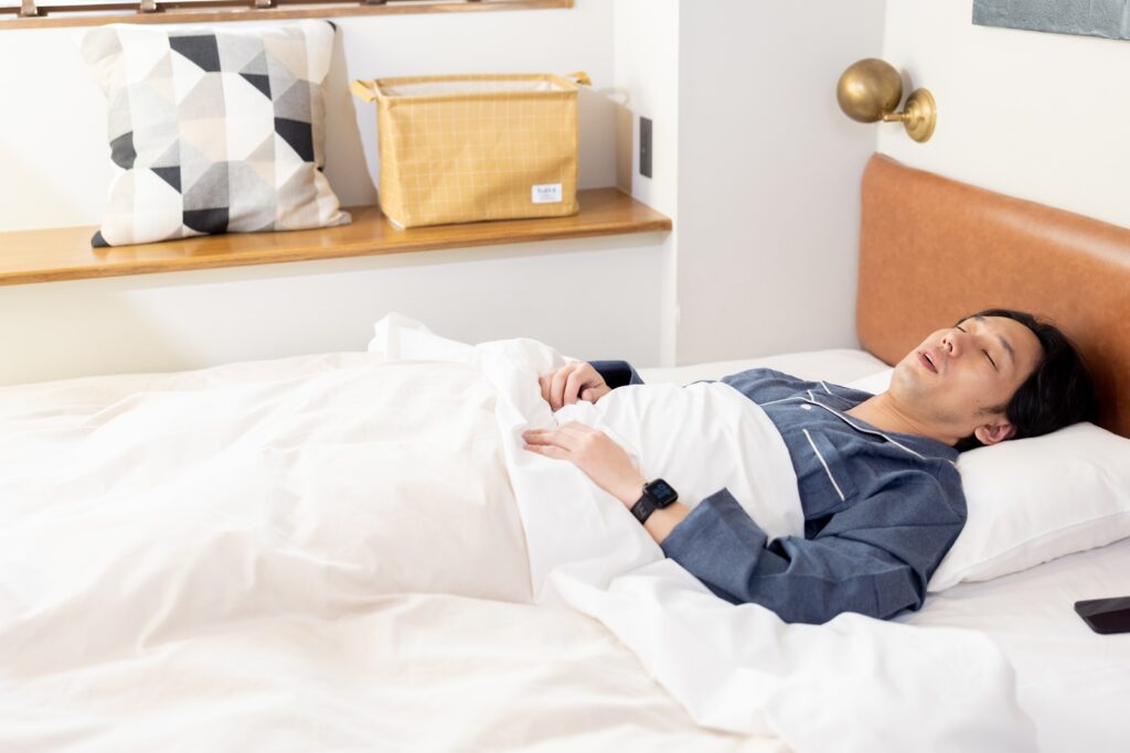 睡眠している男性のイメージ画像